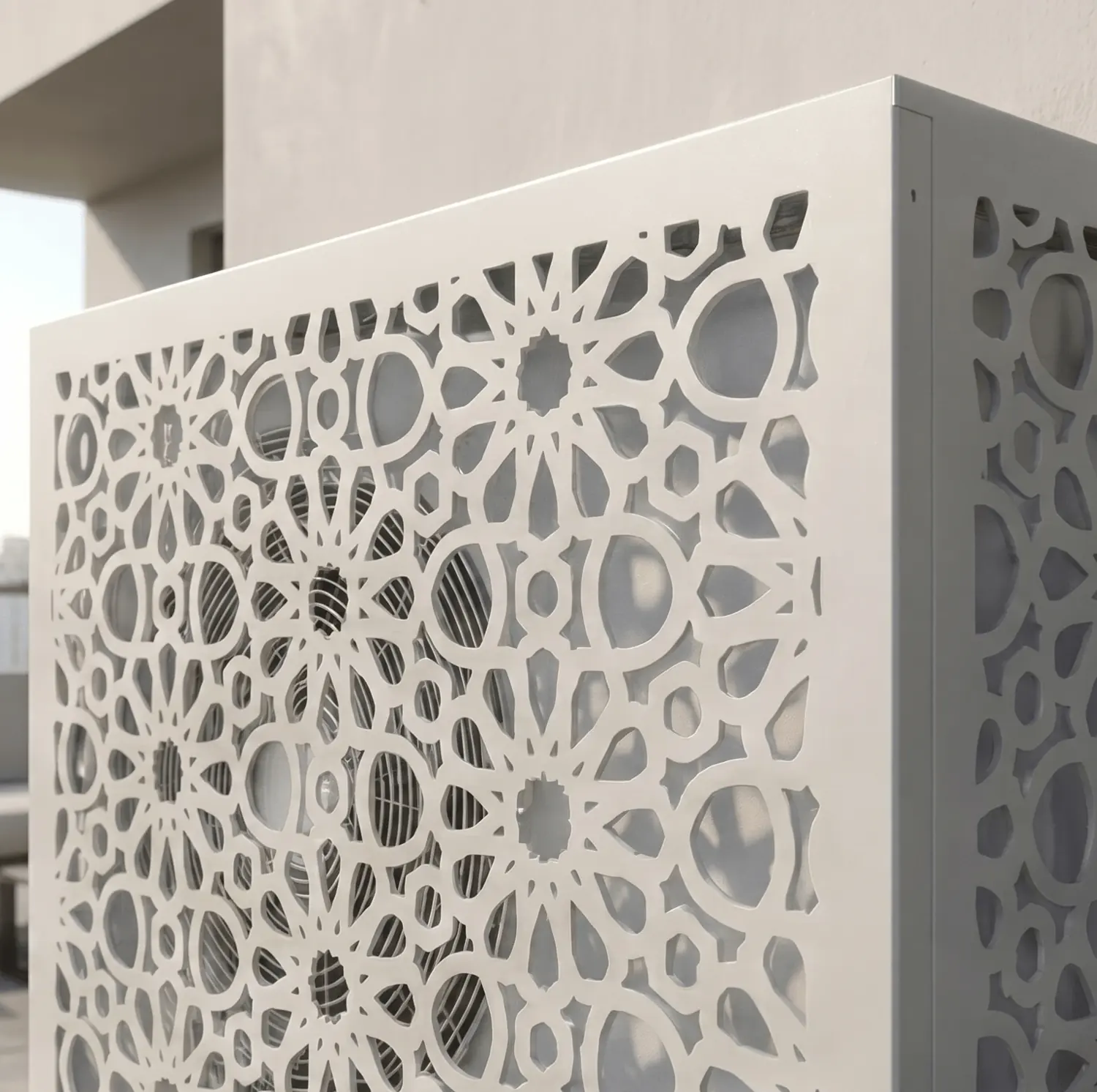 Cache clair au motif oriental placé sur une terrasse