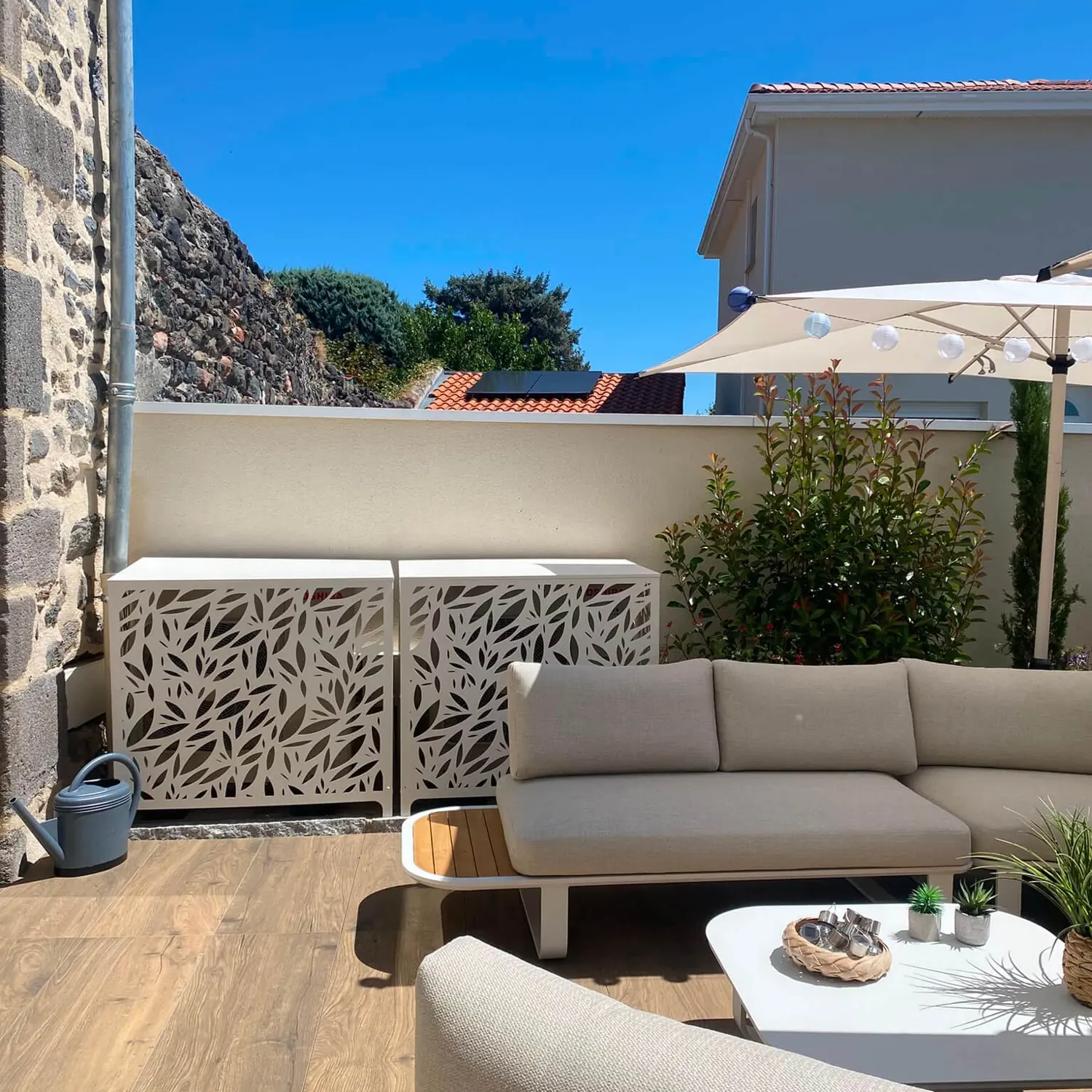 Cache clair à découpe de feuillage sur une terrasse